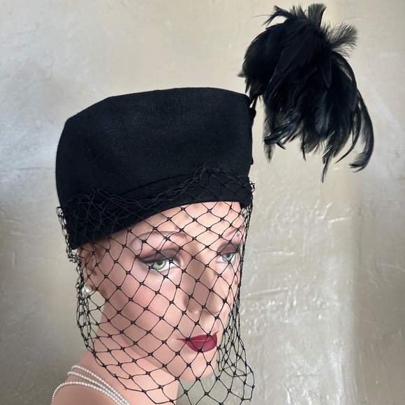 ENCHANTING 1940s\' BLACK FELT \